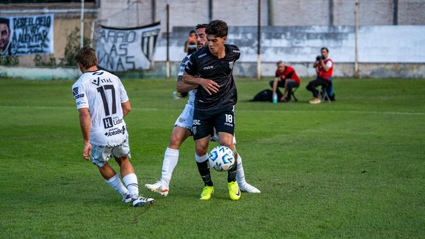 How can amateur athletes effectively manage muscle recovery after a squash game?